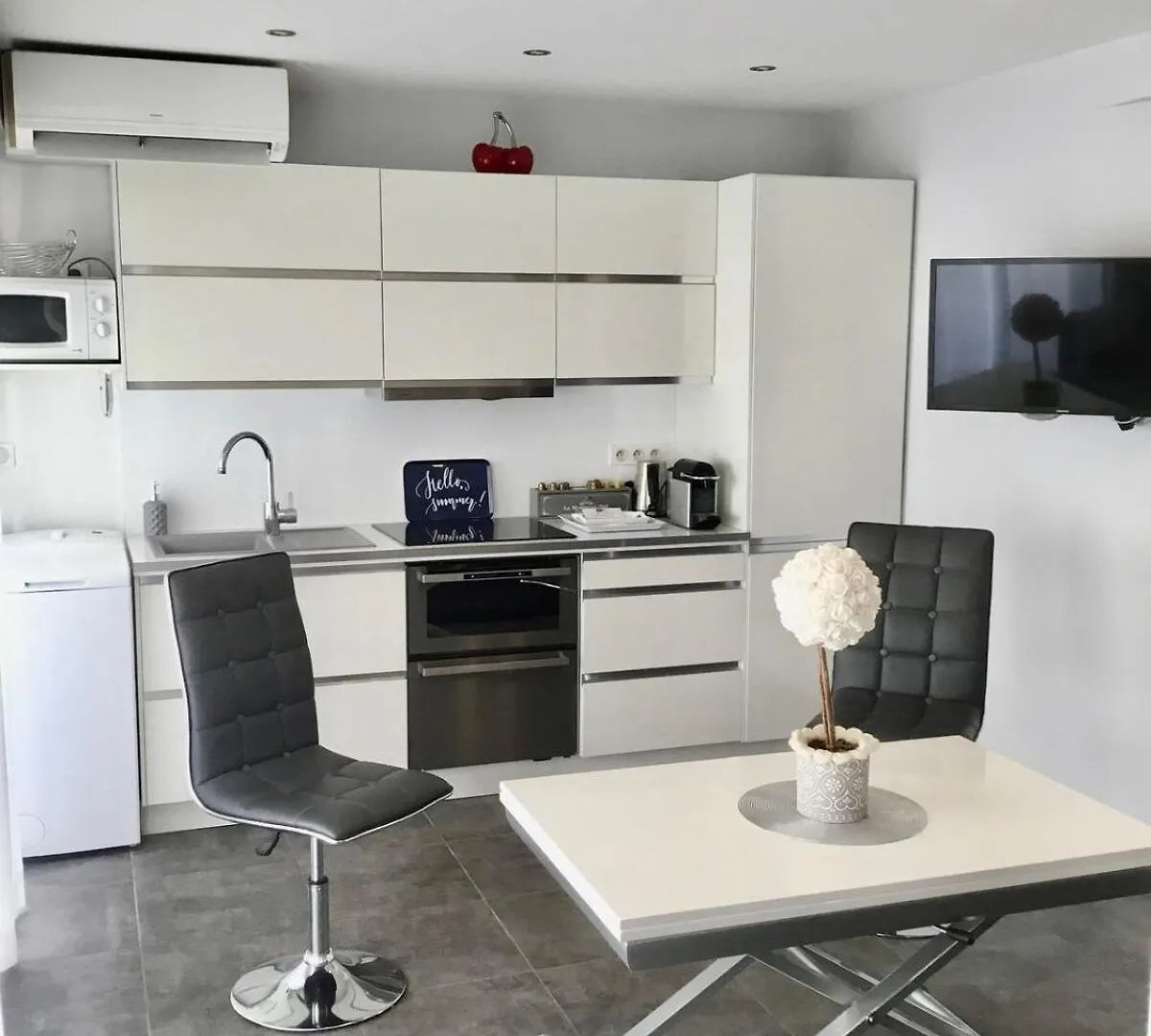 Elegant F2 With All Comforts In Center Of Cannes Apartment